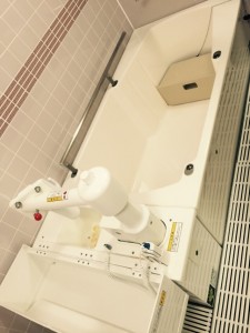 こちらはメトスという特殊浴です。機械を取り付けたり取り外したりすることでお一人で入浴ができるお元気な方から浴槽を跨げない方でも入浴ができ使い方は自由自在です。
