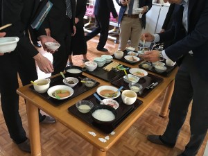 ▲通常のお食事、一口大に刻んだお食事、ミキサーにかけてペースト状にしたお食事、ミキサーにかけた食材を見た目を通常のお食事に近づけて再形成し、下でつぶせるくらいの状態にしたソフト食の4形態を食べ比べしました。